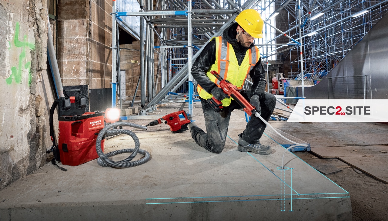 พนักงานฉีดน้ำยาเคมีเข้าไปในรูโดยใช้ปืนยิงน้ำยาของ Hilti
