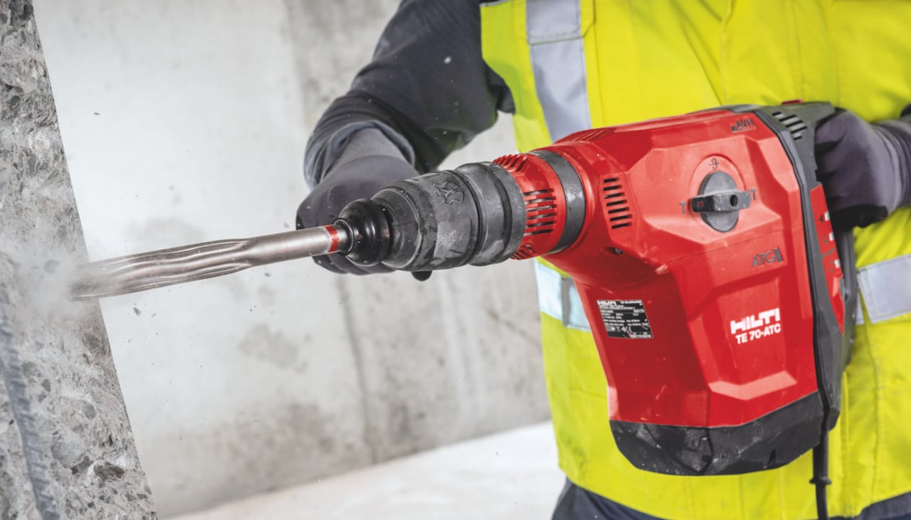 Worker hammering wall with the TE 70-ATC
