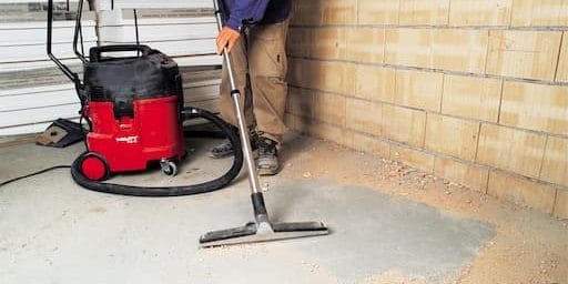 Nettoyage d'un chantier avec un aspirateur professionnel
